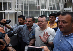 تركيا تخلي سبيل القس الأمريكي برانسون لانقضاء فترة محكوميته