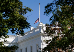 تنكيس الأعلام الأمريكية حداداً على ضحايا هجوم المعبد اليهودي