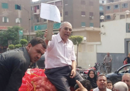 رئيس مدينة ميت غمر يبيع بنفسه البطاطس بسعر 6.5 جنيه على إحدى سيارات التوزيع| صور