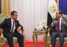 السيسي يلتقي مدفيديف ويشيد بعلاقات الصداقة القوية بين البلدبن