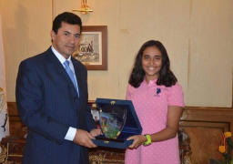 وزير الرياضة يكرم السباحة المصرية ريم أشرف صاحبة أطول غطسه في العالم