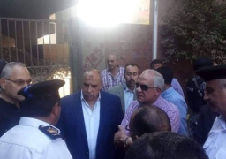 محافظ الجيزة يشارك فى عمليات اطفاء مخزن اشغالات حى الهرم المحافظ