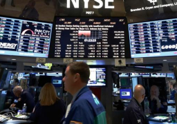 وول ستريت تفتح منخفضة وبيانات النمو الجيدة تقلص الخسائر