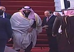 السيسي يستقبل ولي عهد السعودية بمطار القاهرة