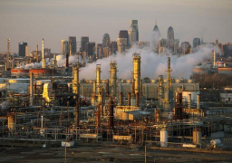 النفط يهبط في ظل مخاوف بشأن تخمة الإمدادات