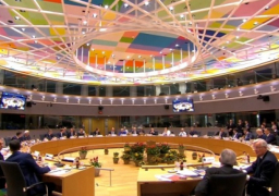 الاتحاد الأوروبي يقر اتفاق خروج بريطانيا ويحث على دعم ماي