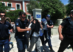 السلطات التركية تعتقل 14 جنديا وموظفا حاليين وسابقين في الجيش