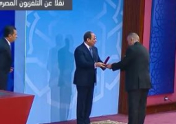 الرئيس السيسي يكرم عددا من العلماء خلال احتفالية المولد النبوى الشريف