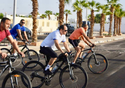 بالصور والفيديو..الرئيس السيسي يقوم بجولة بالدراجة في شرم الشيخ