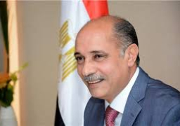 جولة تفقدية مفاجئة لوزير الطيران المدنى بمطاري القاهرة والغردقة