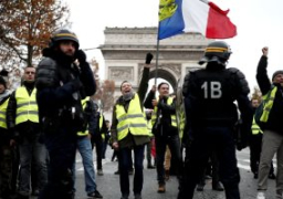 شرطة فرنسا تنتشر فى البلاد للتصدى على أى شغب محتمل فى تظاهرات “السترات الصفراء”