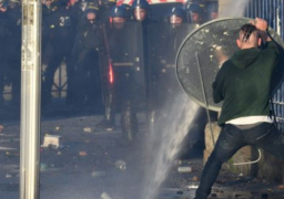 مئات الجرحى خلال احتجاجات على رفع سعر الوقود في فرنسا