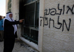 مستوطنون يخطون شعارات عنصرية غرب بيت لحم