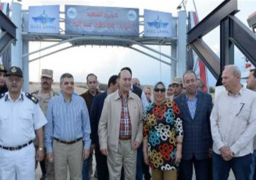 مميش يشهد الافتتاح التجريبي لكوبري سرابيوم العائم