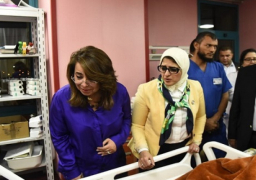 بالصور .. وزيرتا التضامن والصحة تتفقدان مصابى حادث المنيا الارهابى بمستشفى الشيخ زايد