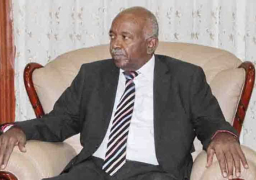 وفاة رئيس القضاء السوداني والبشير في مقدمة مشيعيه