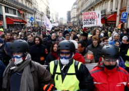 مصادر فرنسية: ماكرون قد يضطر إلى إقالة رئيس الحكومة لمواجهة غضب الشارع