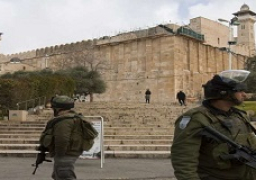 مستوطنون ينصبون شمعدانا ضخما على سطح الحرم الإبراهيمي بالخليل