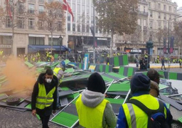 الشرطة الفرنسية تطلق الغاز لتفريق المحتجين على ارتفاع أسعار الوقود