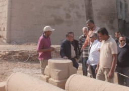 صور.. أمين الأعلى للآثار يتابع إعادة تمثال رمسيس الثانى لواجهة معبد الأقصر