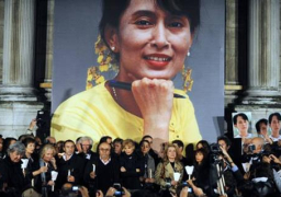 باريس تسحب لقب “مواطنة الشرف” من الزعيمة البورمية أونج سان تشي لصمتها عن العنف بحق الروهينجا