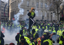 السترات الصفراء ترفض وعود ماكرون وتعلن مواصلة الاحتجاجات
