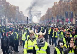متظاهرو السترات الصفراء يحتجون للسبت الخامس على التوالى والشرطة تستخدم الغاز المسيل للدموع لتفريقهم