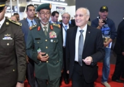 العصار ورئيس الأركان الإماراتى يتفقدان جناح الإنتاج الحربي بـ”إيديكس 2018″
