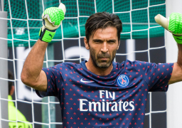 بوفون يقرر البقاء في باريس سان جيرمان لموسم آخر