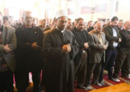 المئات يؤدون صلاة الجنازة على الراحل إبراهيم سعدة بمسجد عمر مكرم بالتحرير