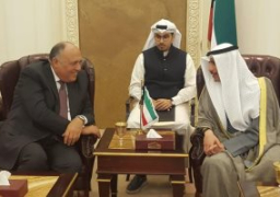 مرزوق الغانم يسلم وزير الخارجية نسخة من دستور الكويت المستمد من نظيره المصرى