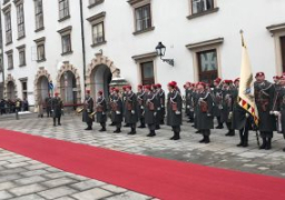 الرئيس النمساوى يستقبل الرئيس السيسى لدى وصوله القصر الرئاسى فى فيينا