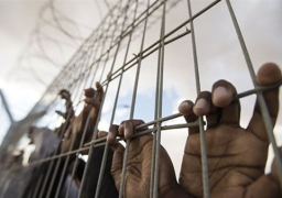 قوات القمع الإسرائيلية تقتحم سجن ريمون وتنقل 120 أسيراً