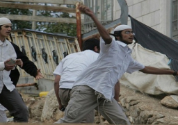 مستوطنون يقتلعون 100 شجرة مثمرة قرب الخليل .. وآخرون يجرفون أراضي قرب نابلس