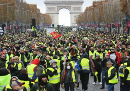 آلاف الفرنسيين يحتشدون وسط باريس ومدن أخرى.. والسلطات تصف الوضع بـ”وحش” خارج عن السيطرة