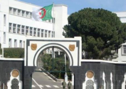 وزارة الدفاع الجزائرية تعلن كشف مخبأ للأسلحة والذخيرة جنوبي البلاد