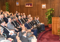 وزير البترول يعقد اجتماع موسع مع قيادات القطاع