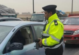 وزير الداخلية يوجه بصرف ملصقا إلكترونيا للسيارات