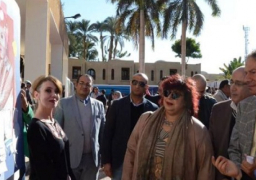 وزيرة الثقافة تكرم فنانى الدورة ١١ من ملتقى الاقصر الدولى للتصوير فى ختام فعالياتها