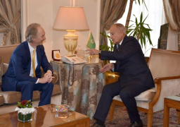 أبو الغيط يؤكد ضرورة اجتثاث الإرهاب من سوريا خلال لقائه المبعوث الأممى الجديد