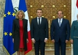 السيدة اتتصار السيسي تلتقي مع قرينة الرئيس الفرنسي في اطار زيارتهما لمصر الخالية