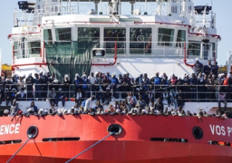 إيطاليا تسمح لسفينة ألمانية تقل مهاجرين بالدخول لمياهها