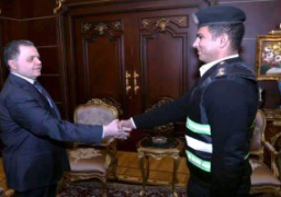 وزير الداخلية يكرم ضابط وأمين شرطة بالمرور ضبطا مجرم بعد مطاردة مسلحة