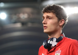 بايرن ميونخ يعلن تعاقده مع الفرنسي بافارد مدافع شتوتجارت