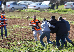 بالصور..إصابة فلسطينيين اثنين برصاص قوات الاحتلال شرق رام الله