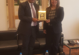 خالد حنفي يهدي الدكتورة غادة والي درع اتحاد الغرف العربية