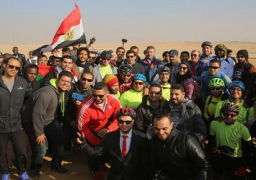 بالصور .. وزير الرياضة يقود ماراثون الدراجات للشباب العربي فى سفح الأهرامات