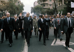 صور تؤرخ لصداقة مصر وفرنسا منذ عام 1975.. «الأقصر وأسوان» وجهة الرؤساء المفضلة