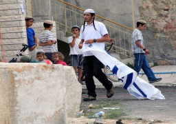 مستوطنون يرشقون مركبات الفلسطينيين بالحجارة جنوب الضفة الغربية