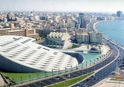 مكتبة الإسكندرية تهدي أبرز إصداراتها لجامعة الدول العربية بمعرض الكتاب